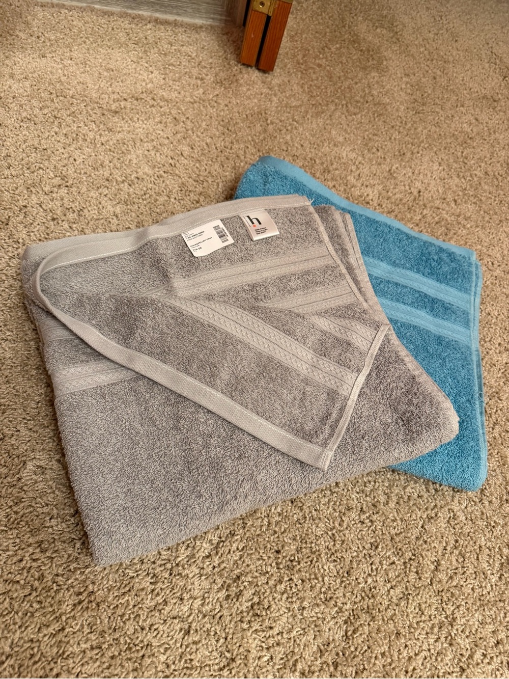 JCPenney NWT Gray and Blue Cotton Bath Towels - Soft Absorbent Set